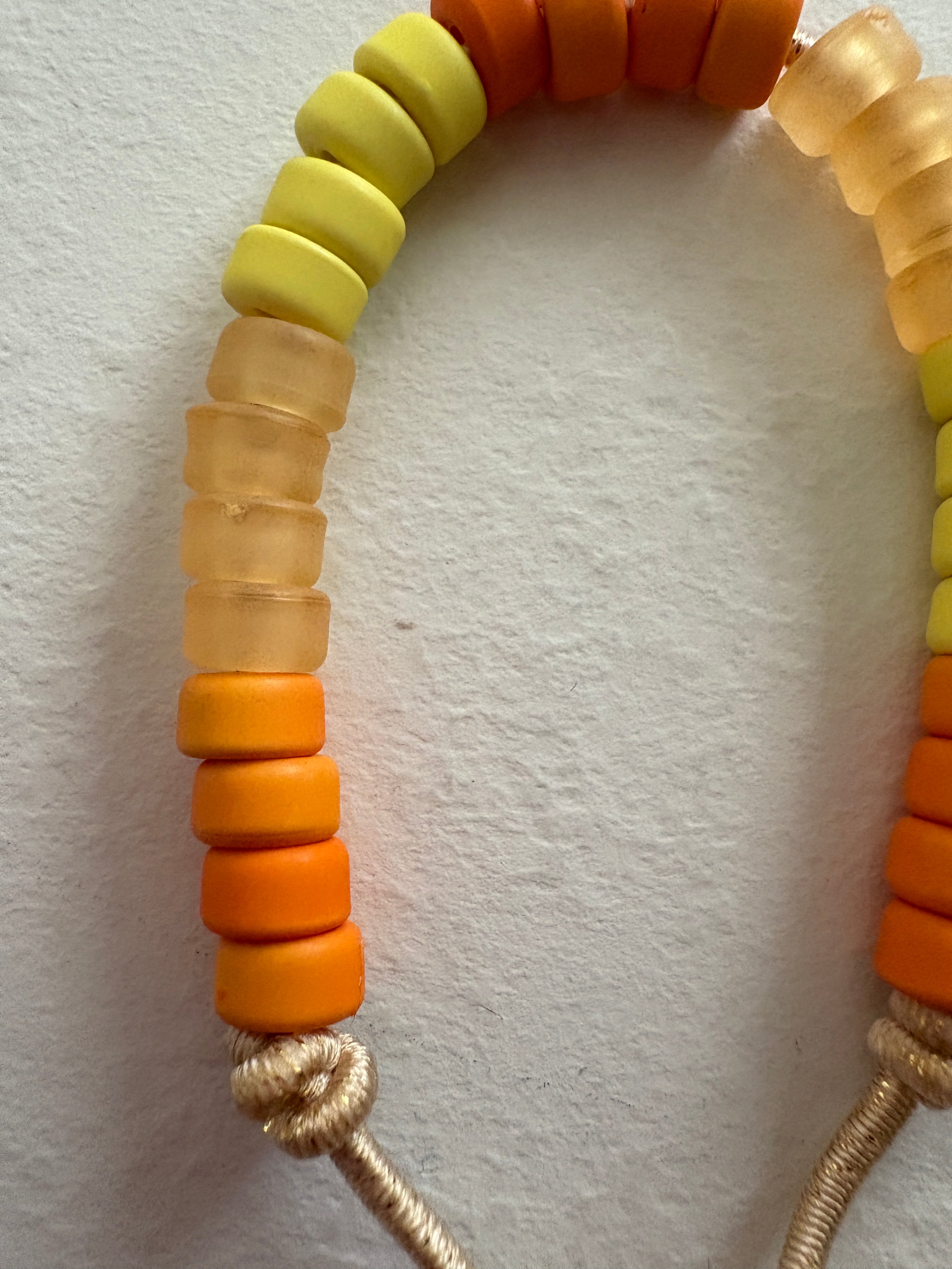 Bracciale con beads colorati