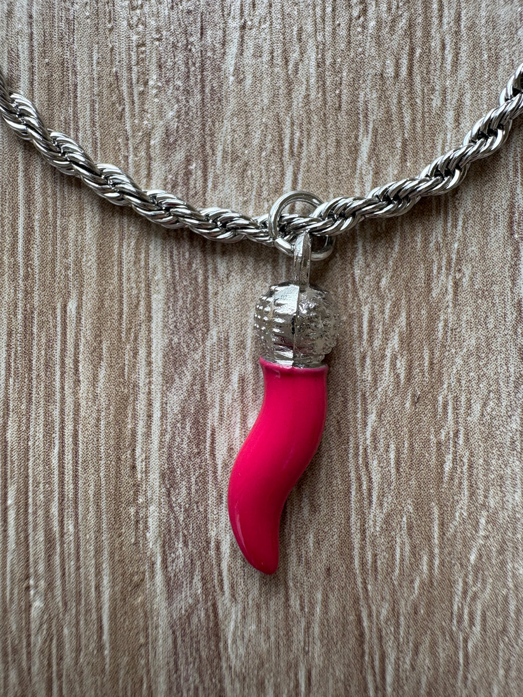 Bracciale maglia marina con corno fucsia