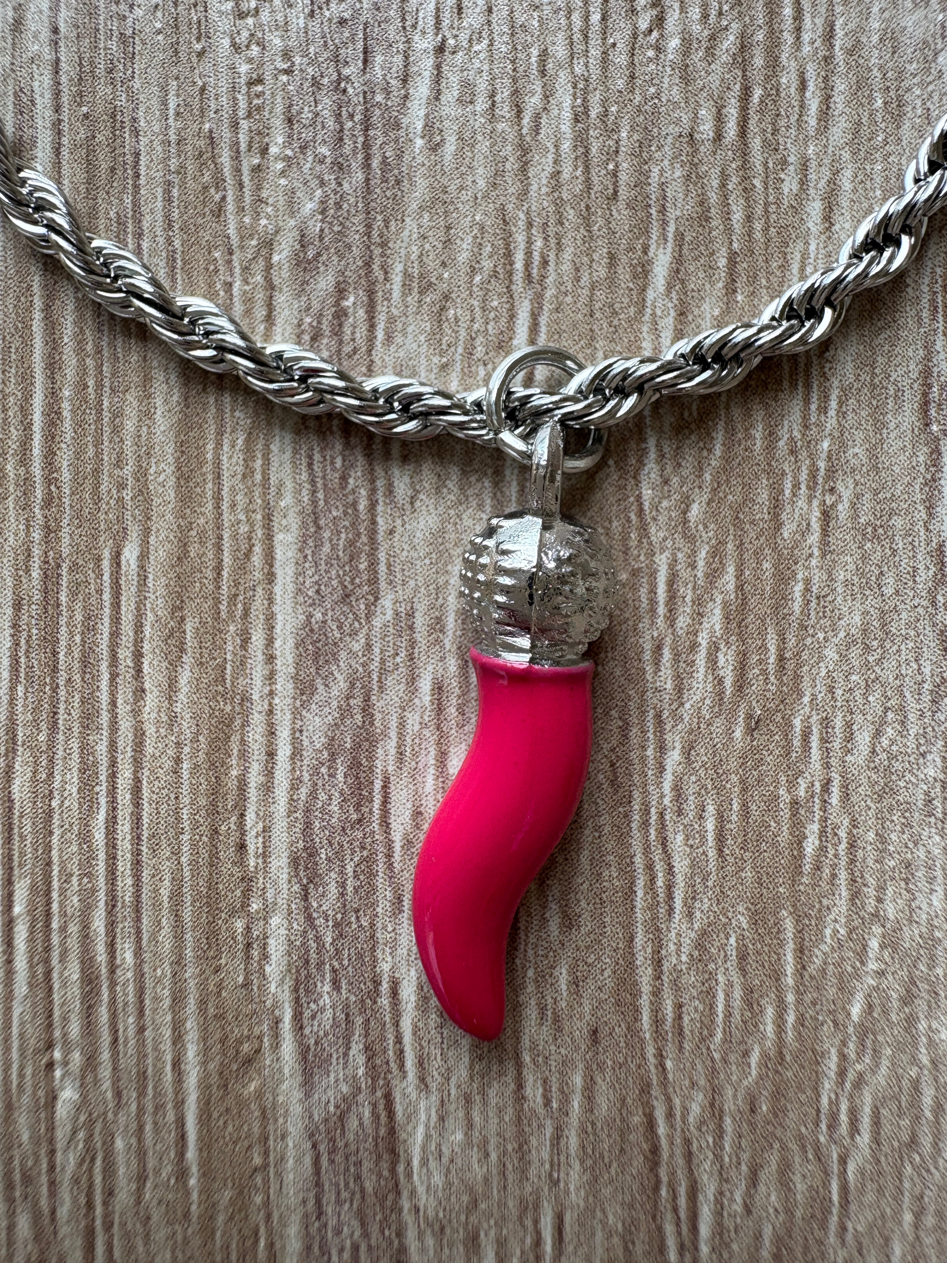Bracciale maglia marina con corno fucsia