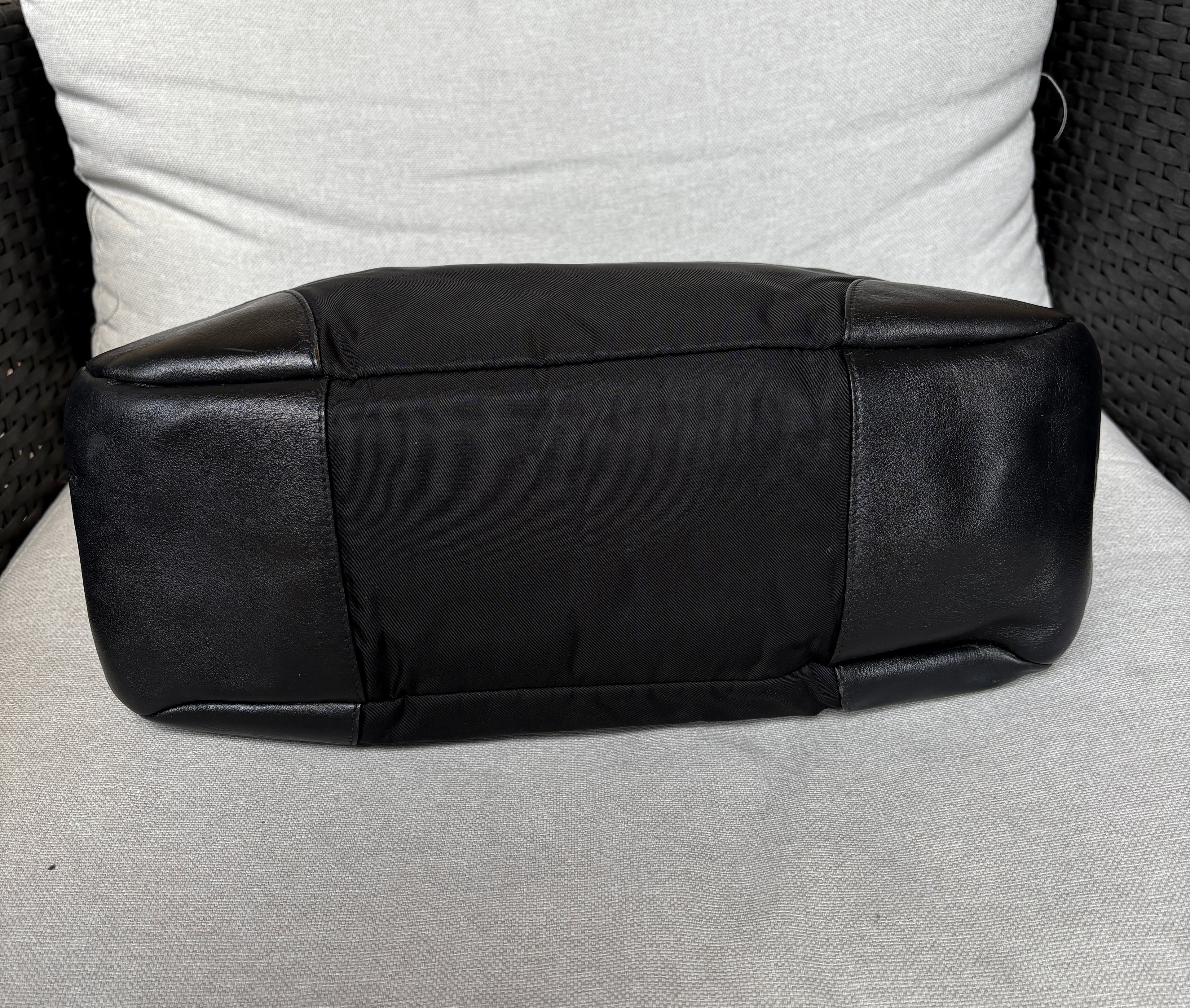 Prada shopping nera