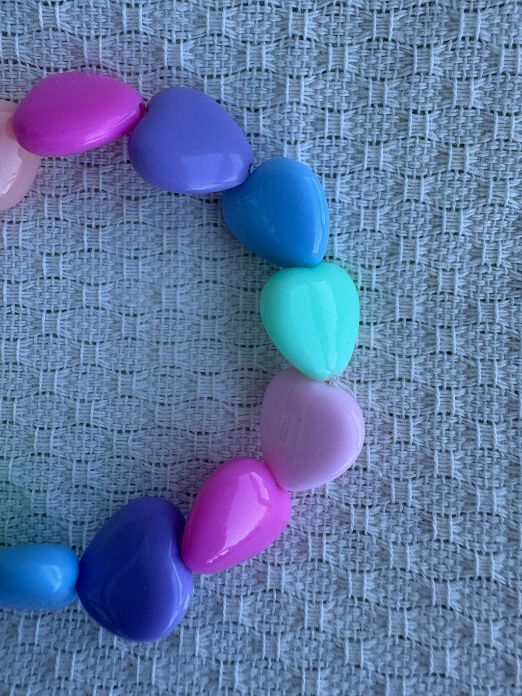 Bracciale cuori resina arcobaleno