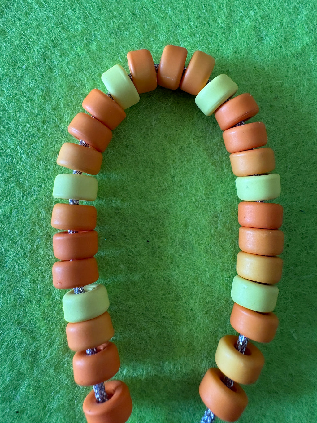 Bracciale con beads colorati