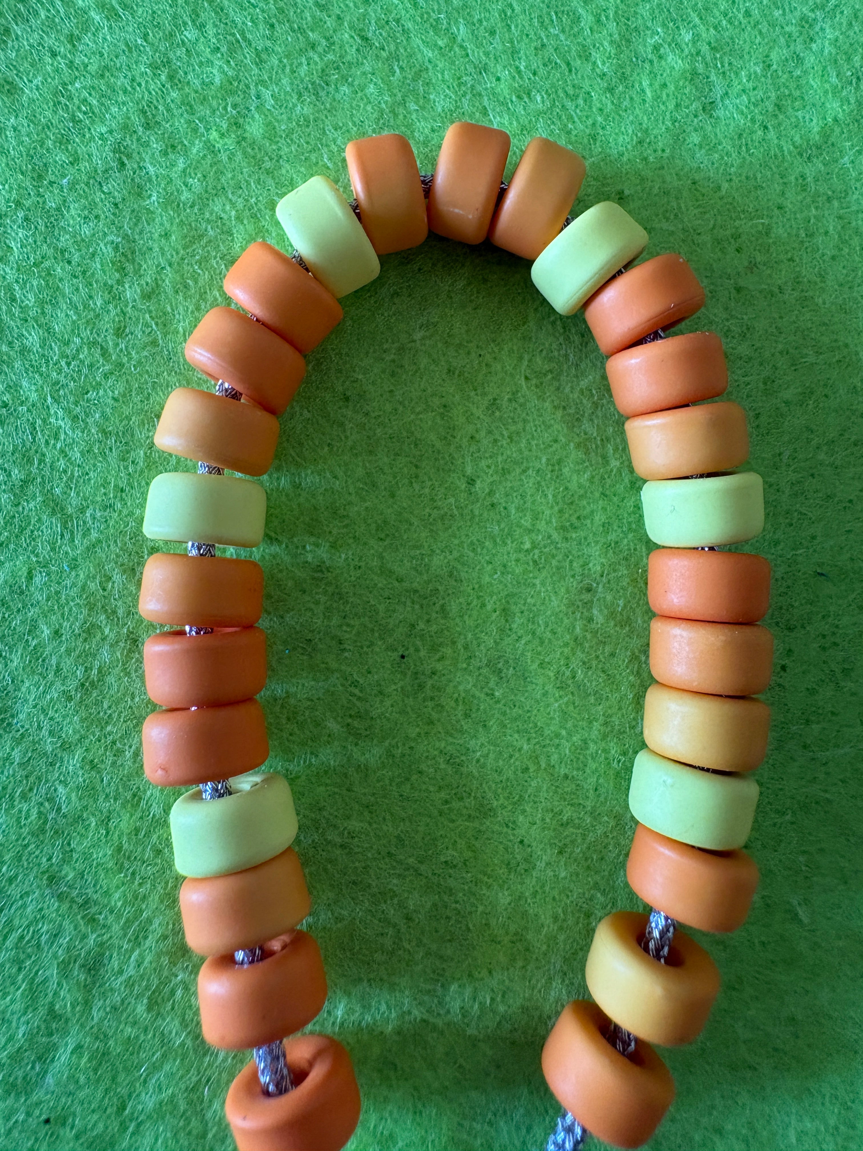 Bracciale con beads colorati