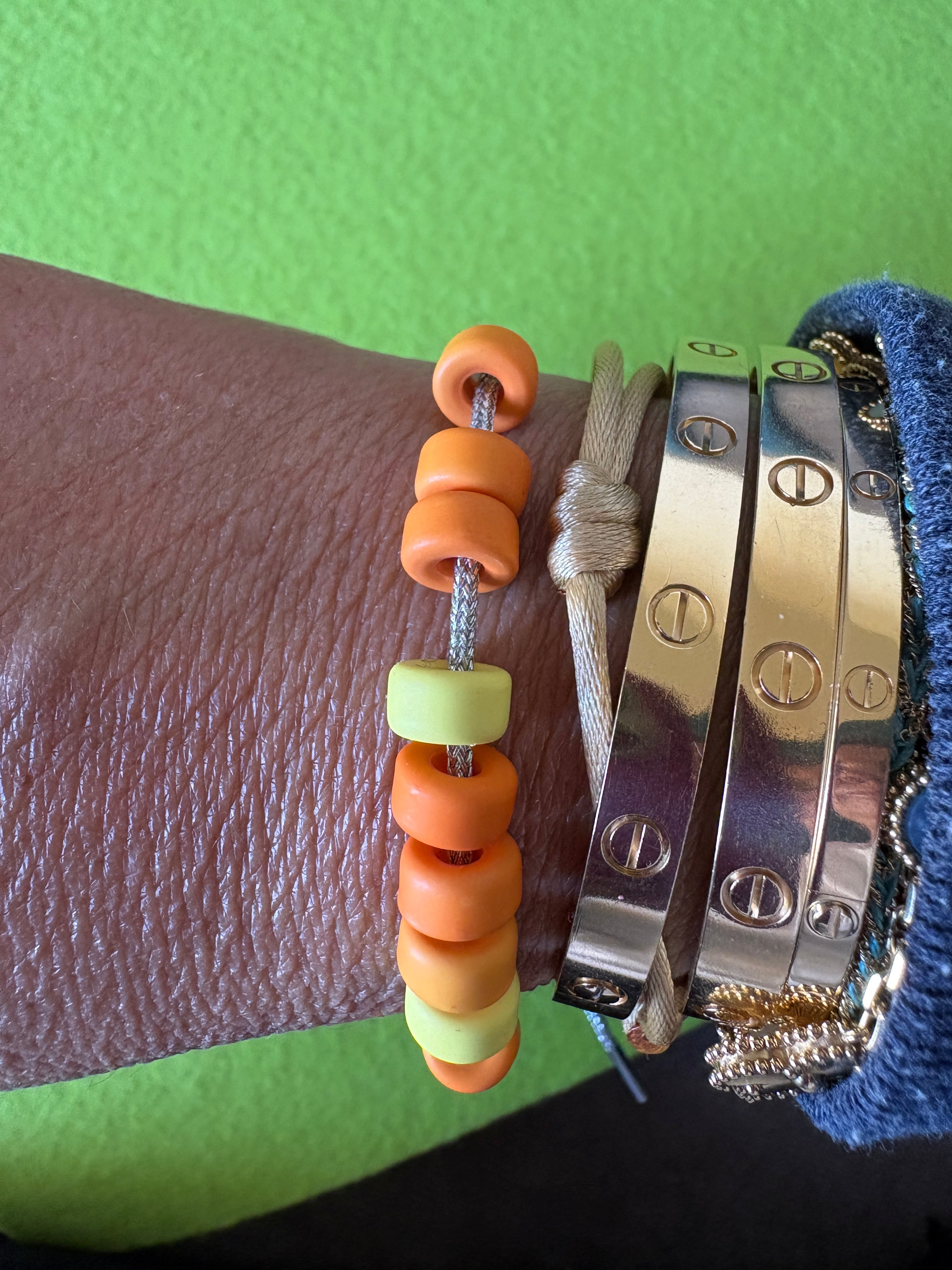 Bracciale con beads colorati