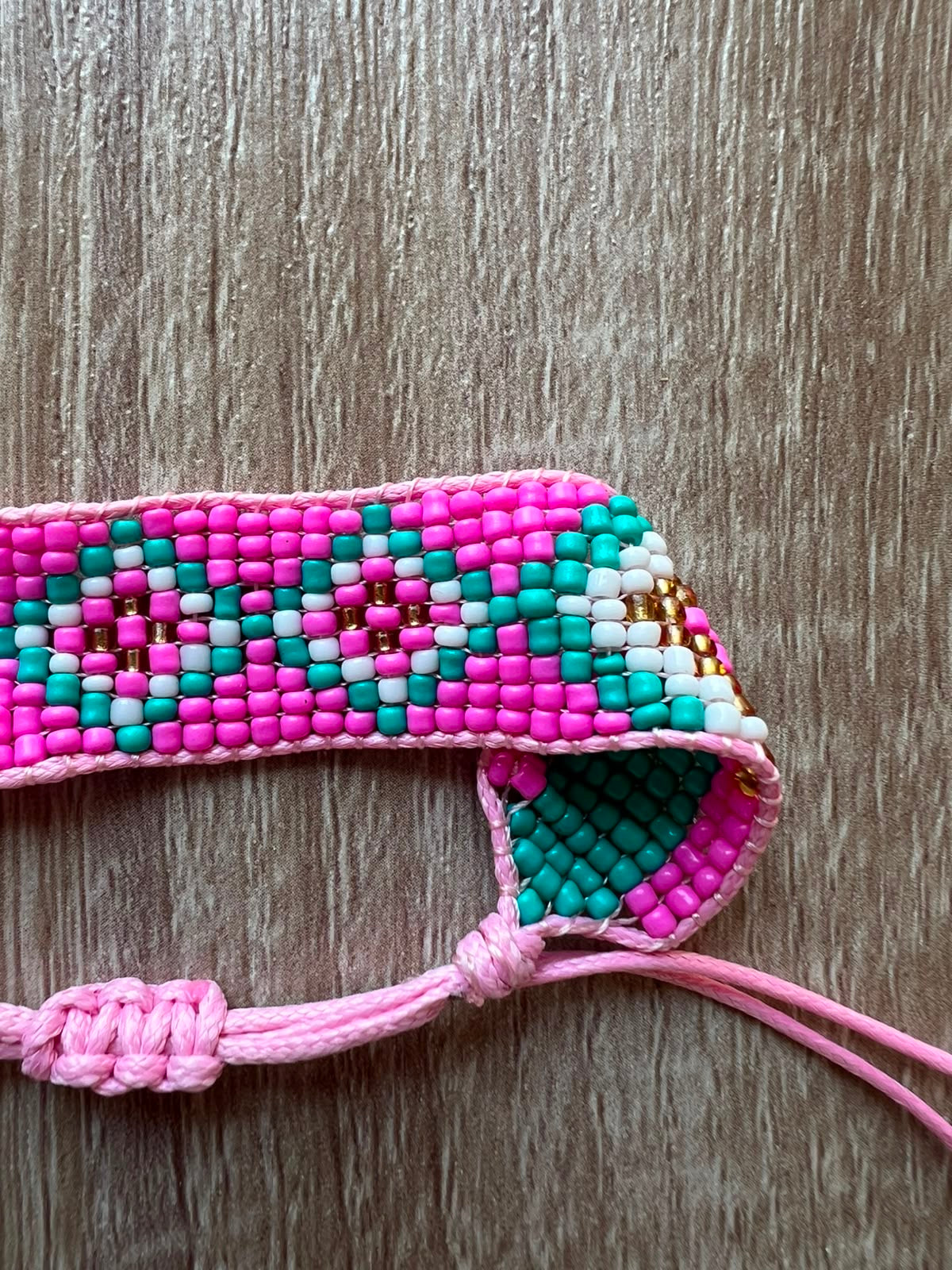 Bracciale in perline ricamato