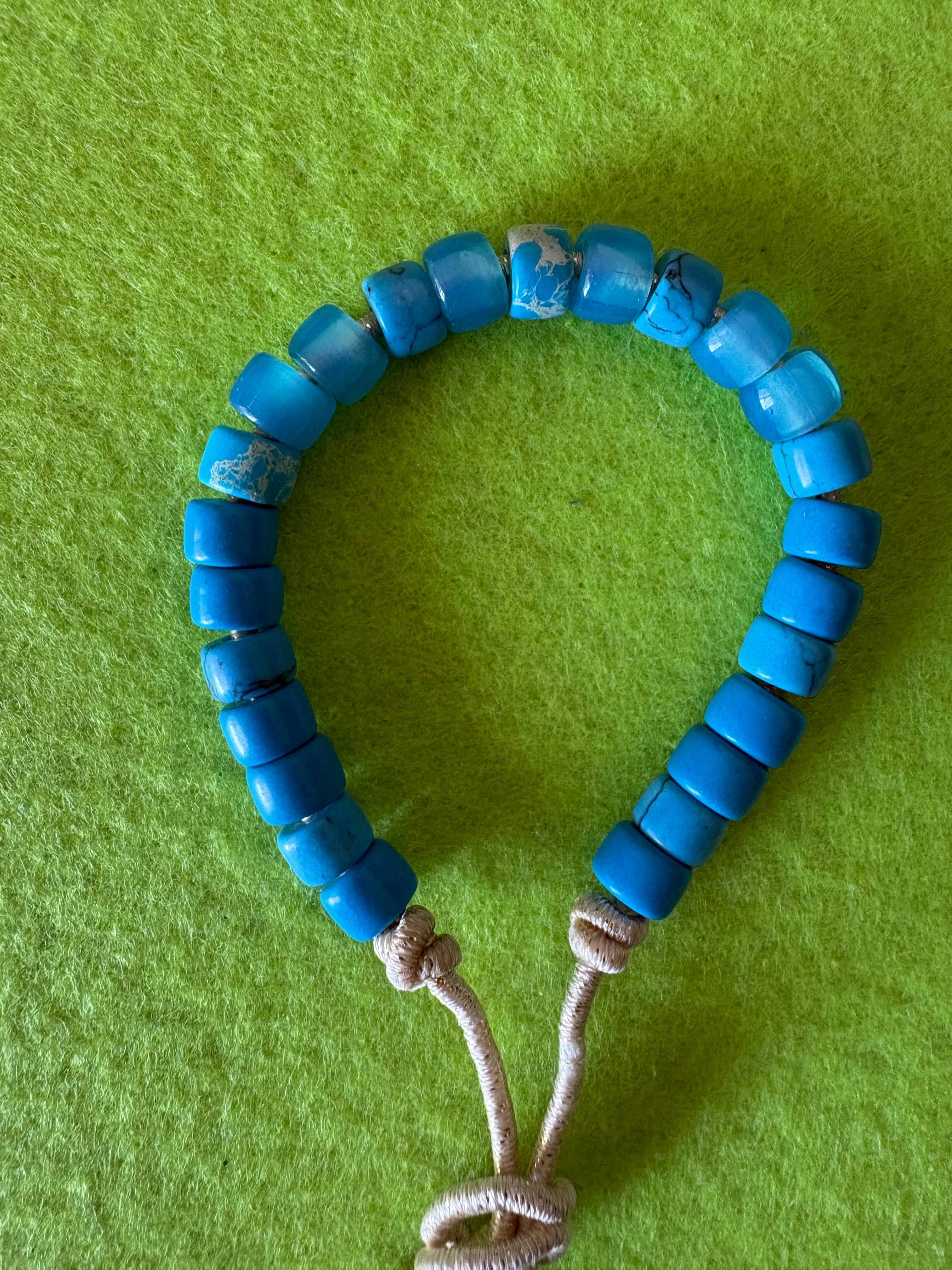 Bracciale con beads colorati