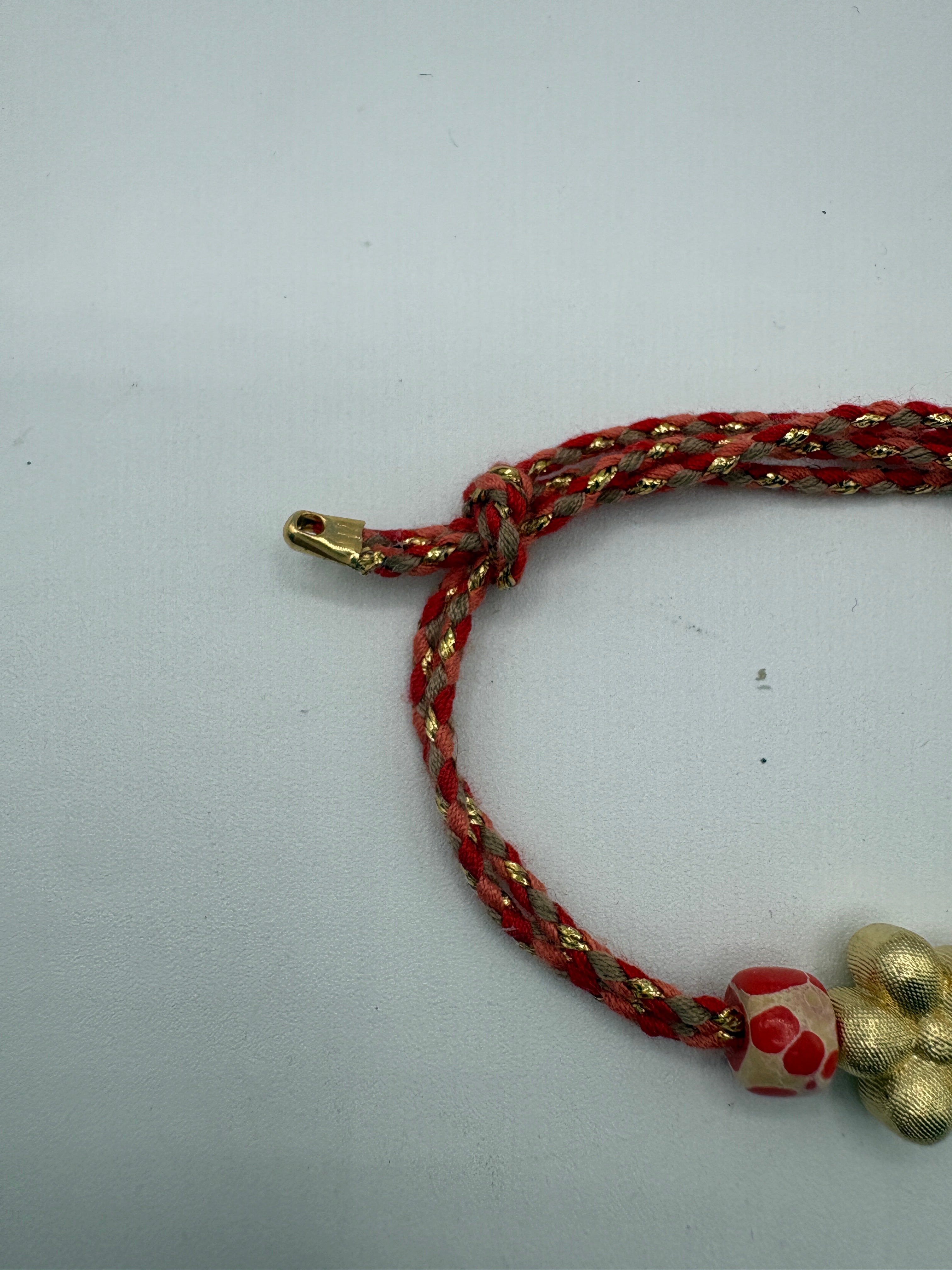Bracciale beads colorati e fiore dorato centrale