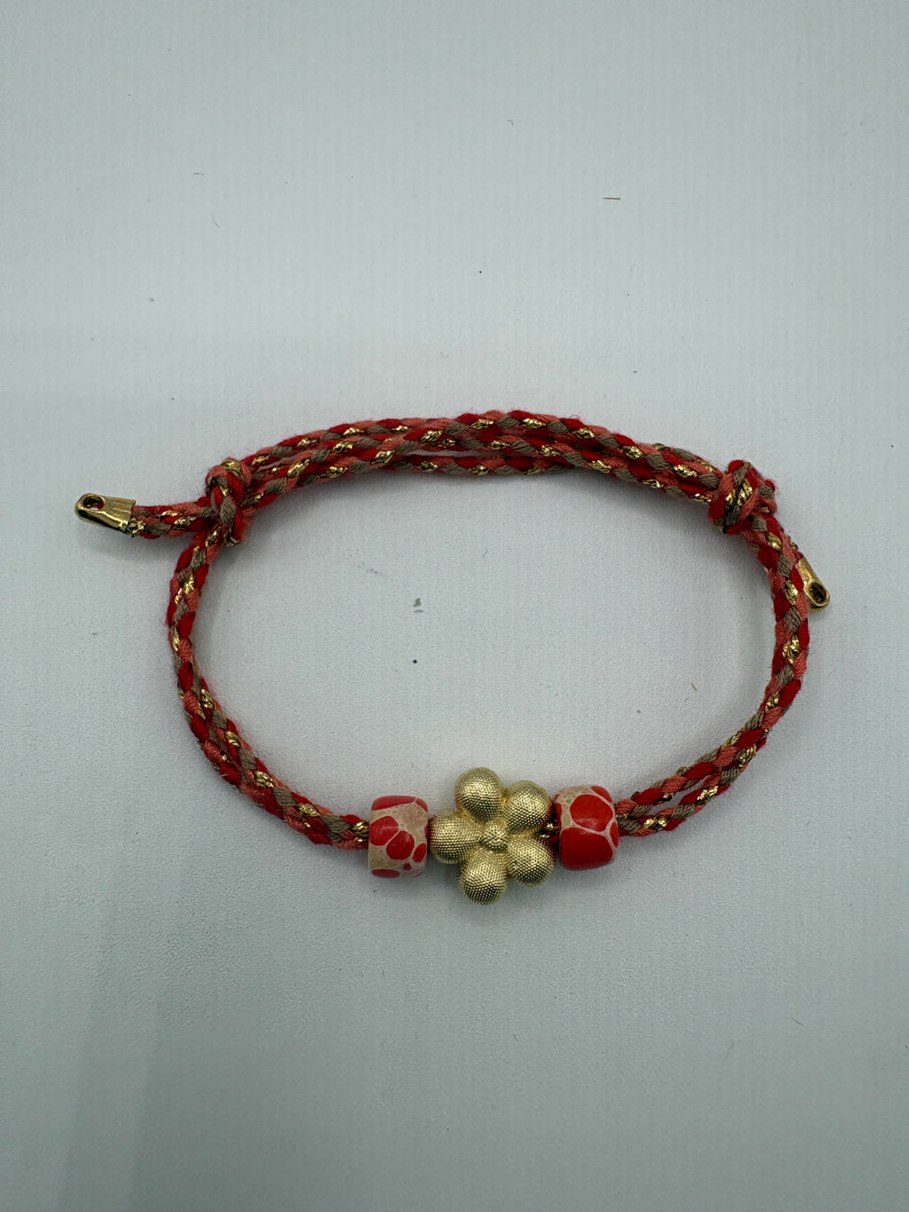 Bracciale beads colorati e fiore dorato centrale