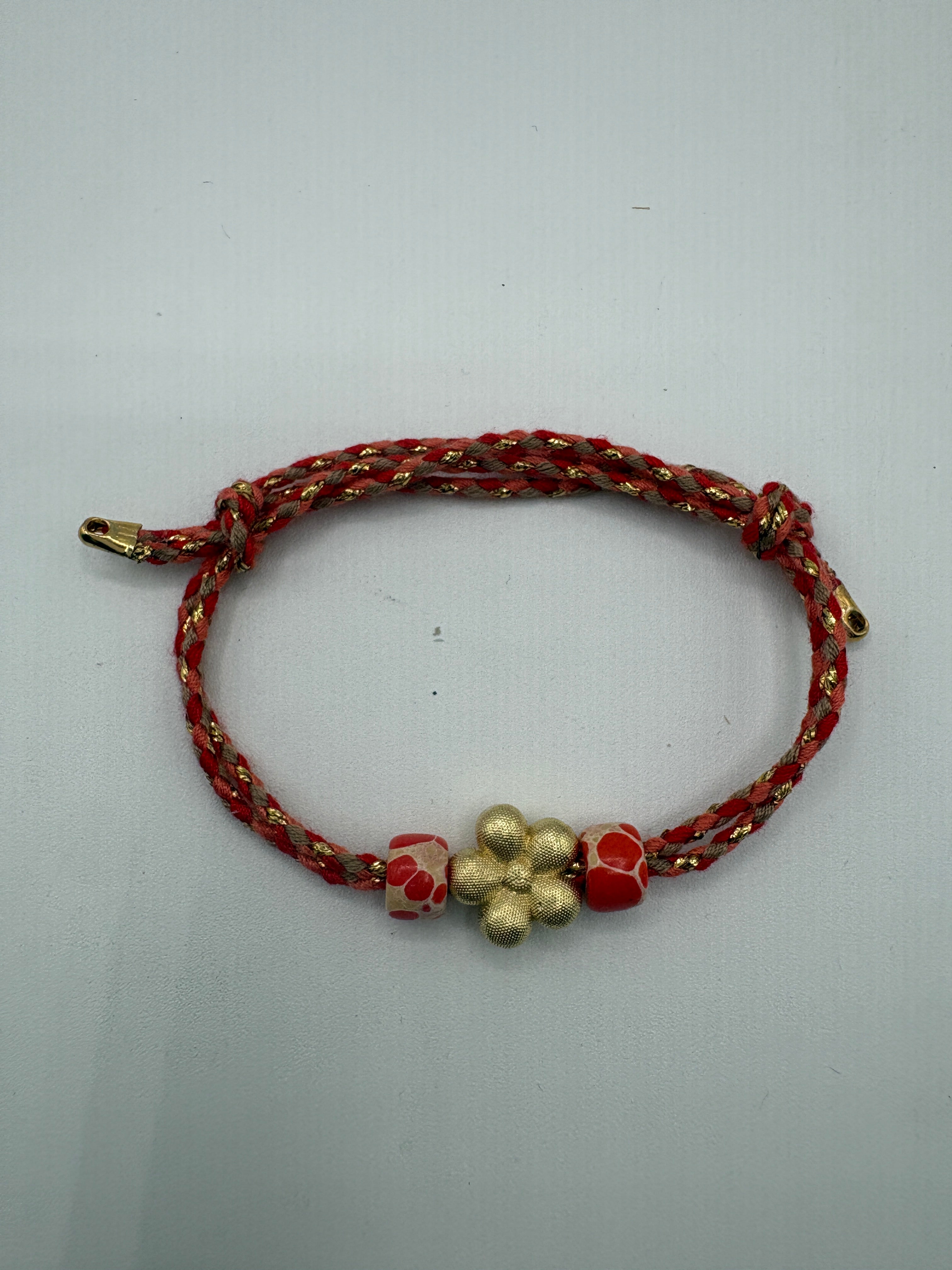 Bracciale beads colorati e fiore dorato centrale