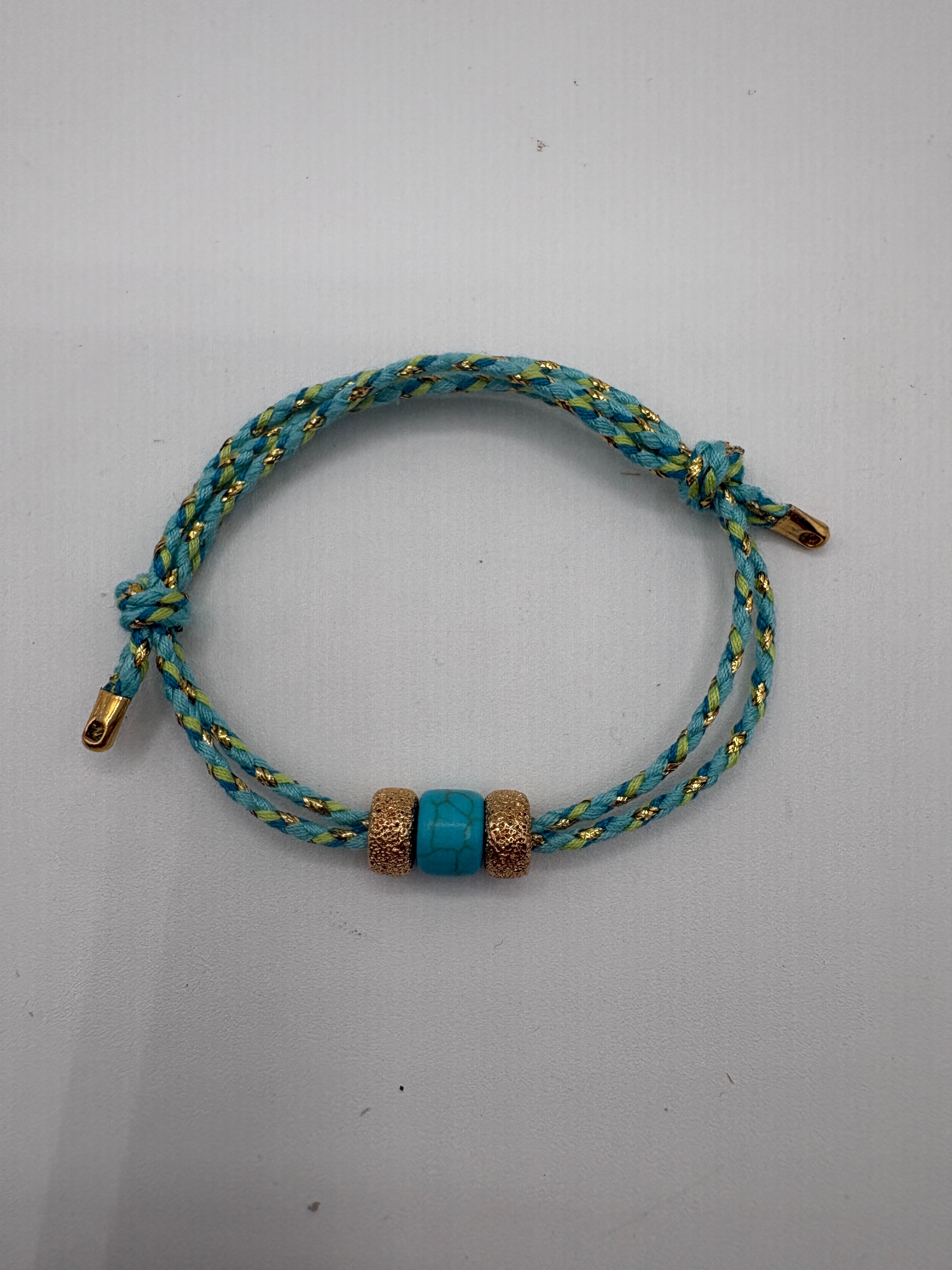 Bracciale con beads dorati e turchese
