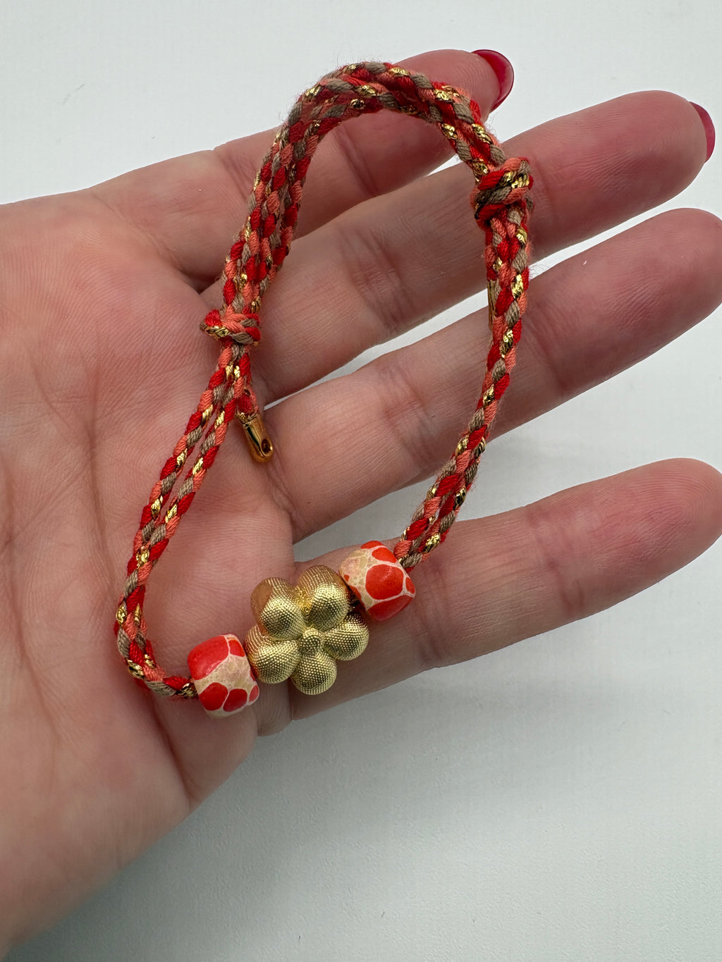 Bracciale beads colorati e fiore dorato centrale