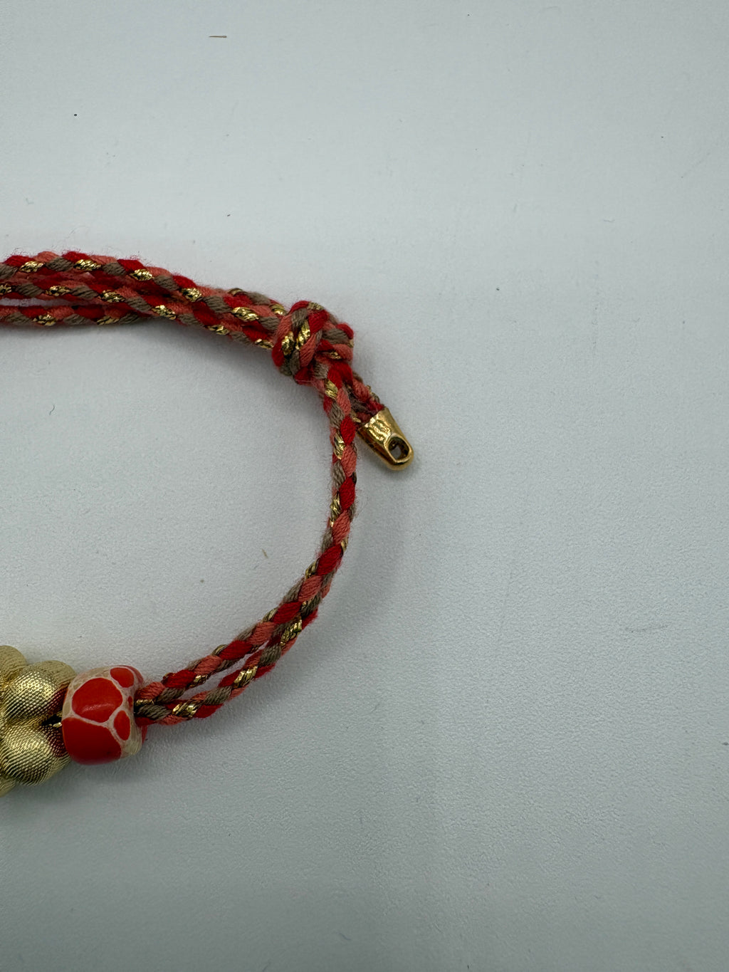 Bracciale beads colorati e fiore dorato centrale