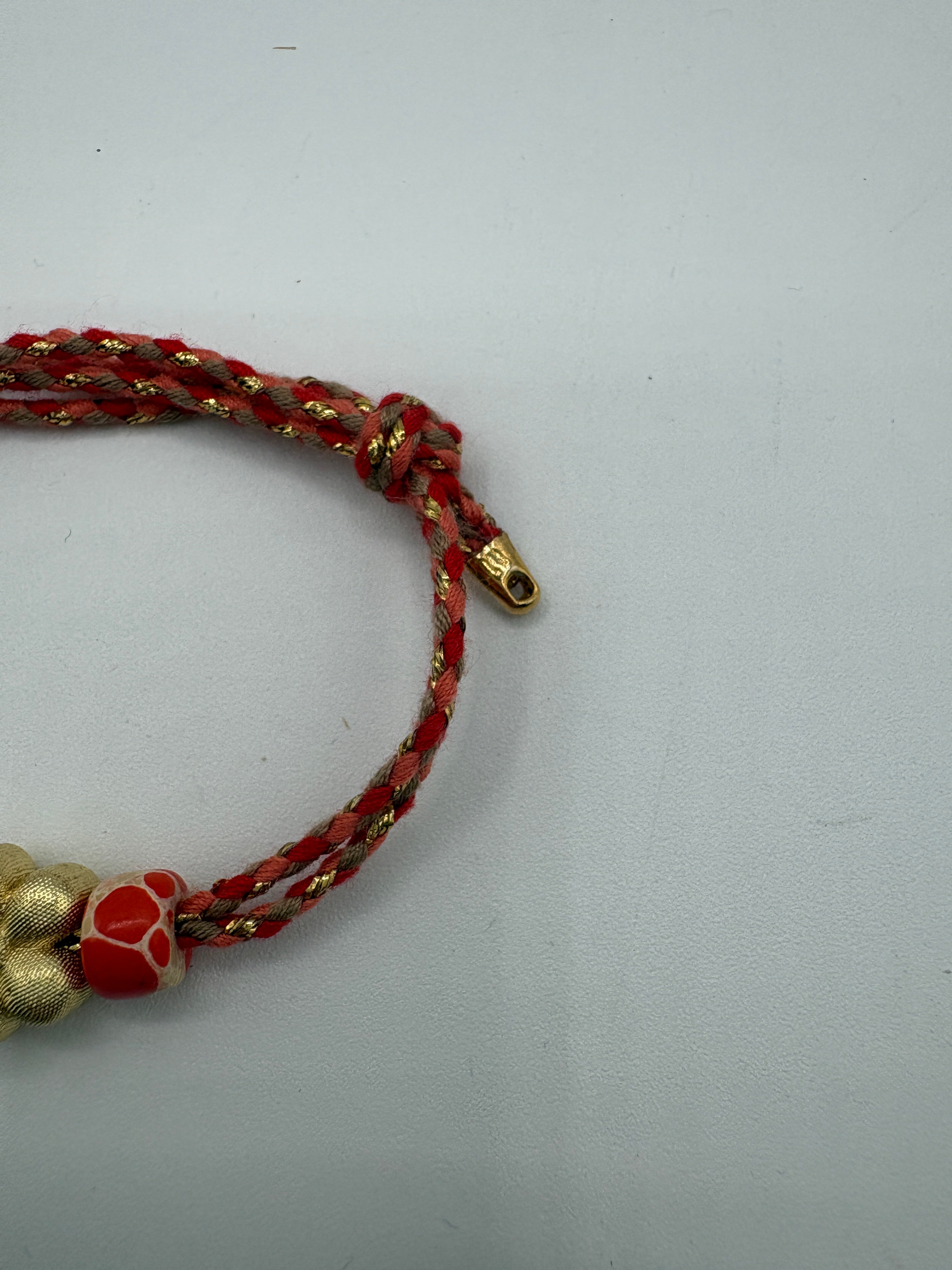Bracciale beads colorati e fiore dorato centrale