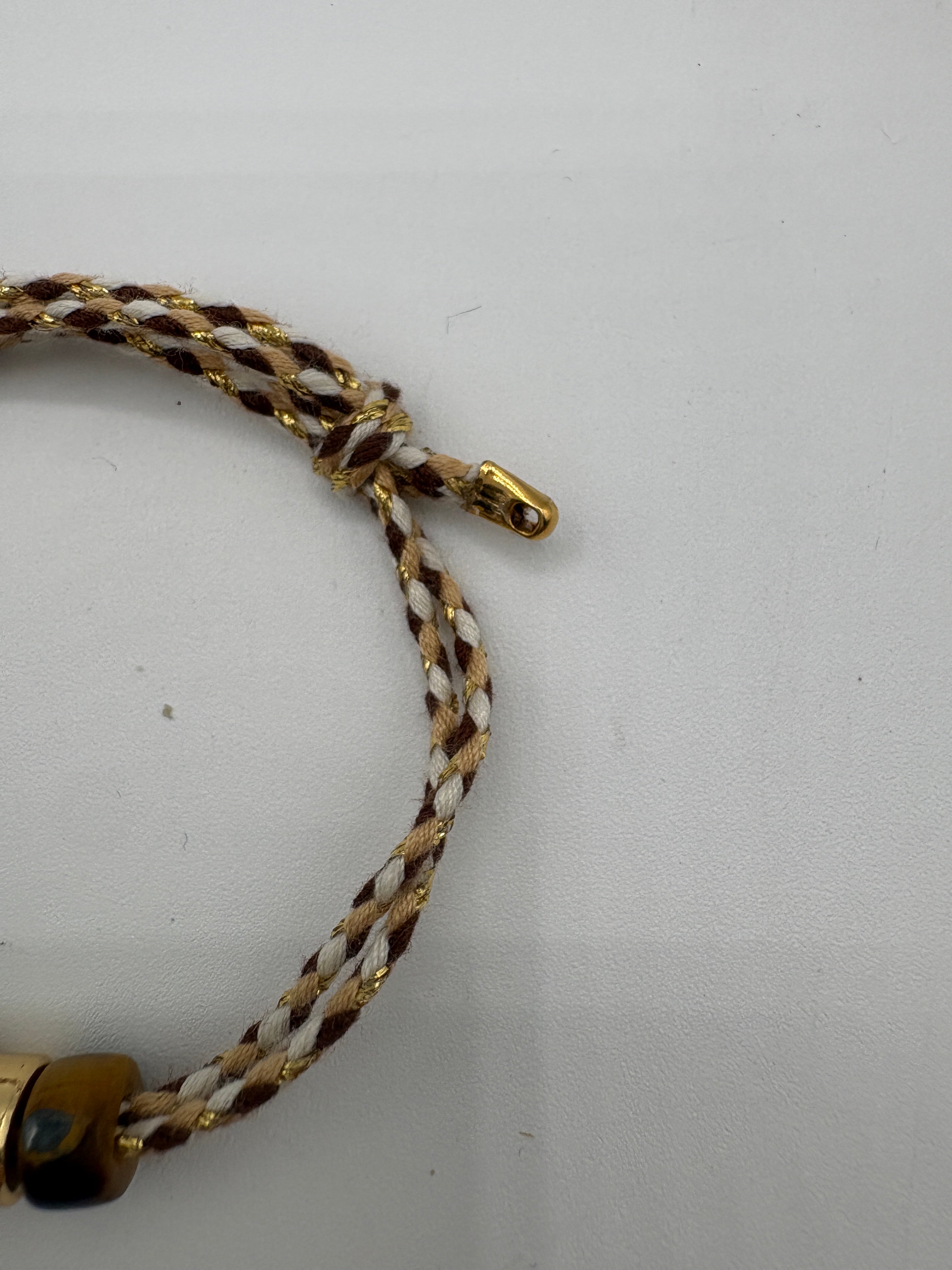 Bracciale beads occhio di tigre con beads dorato centrale