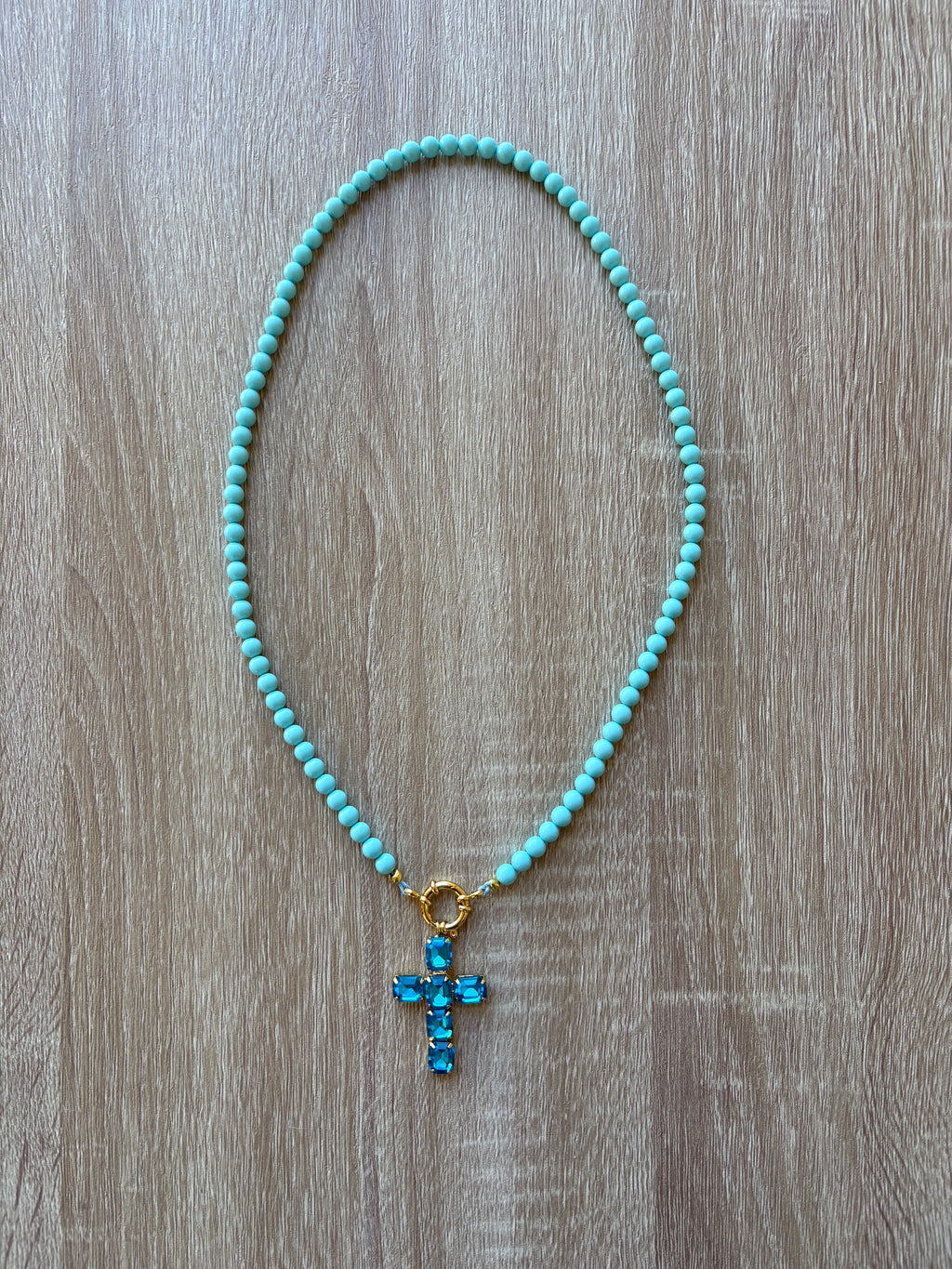 Collana in pasta di turchese con ciondolo a croce di strass