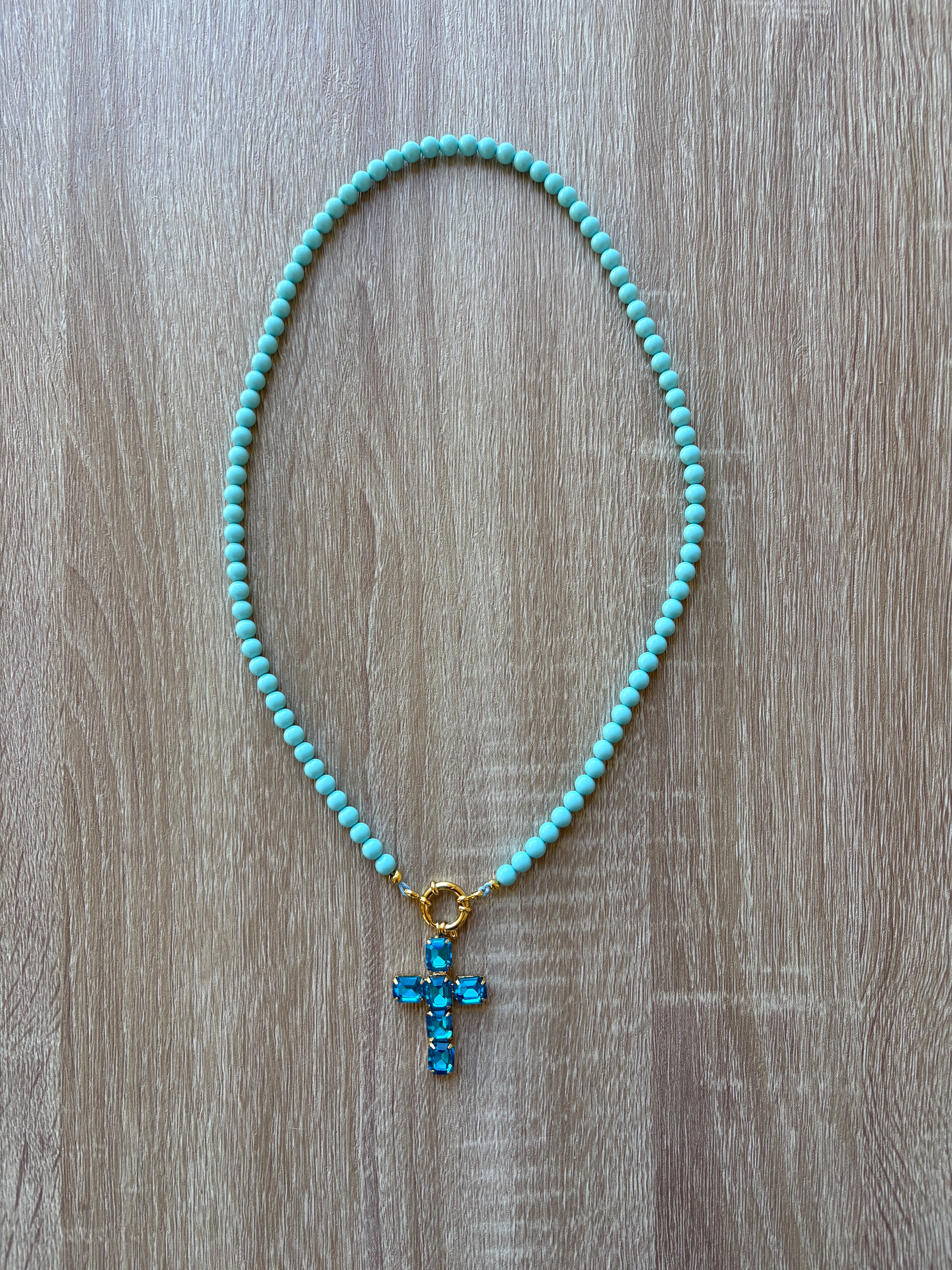 Collana in pasta di turchese con ciondolo a croce di strass