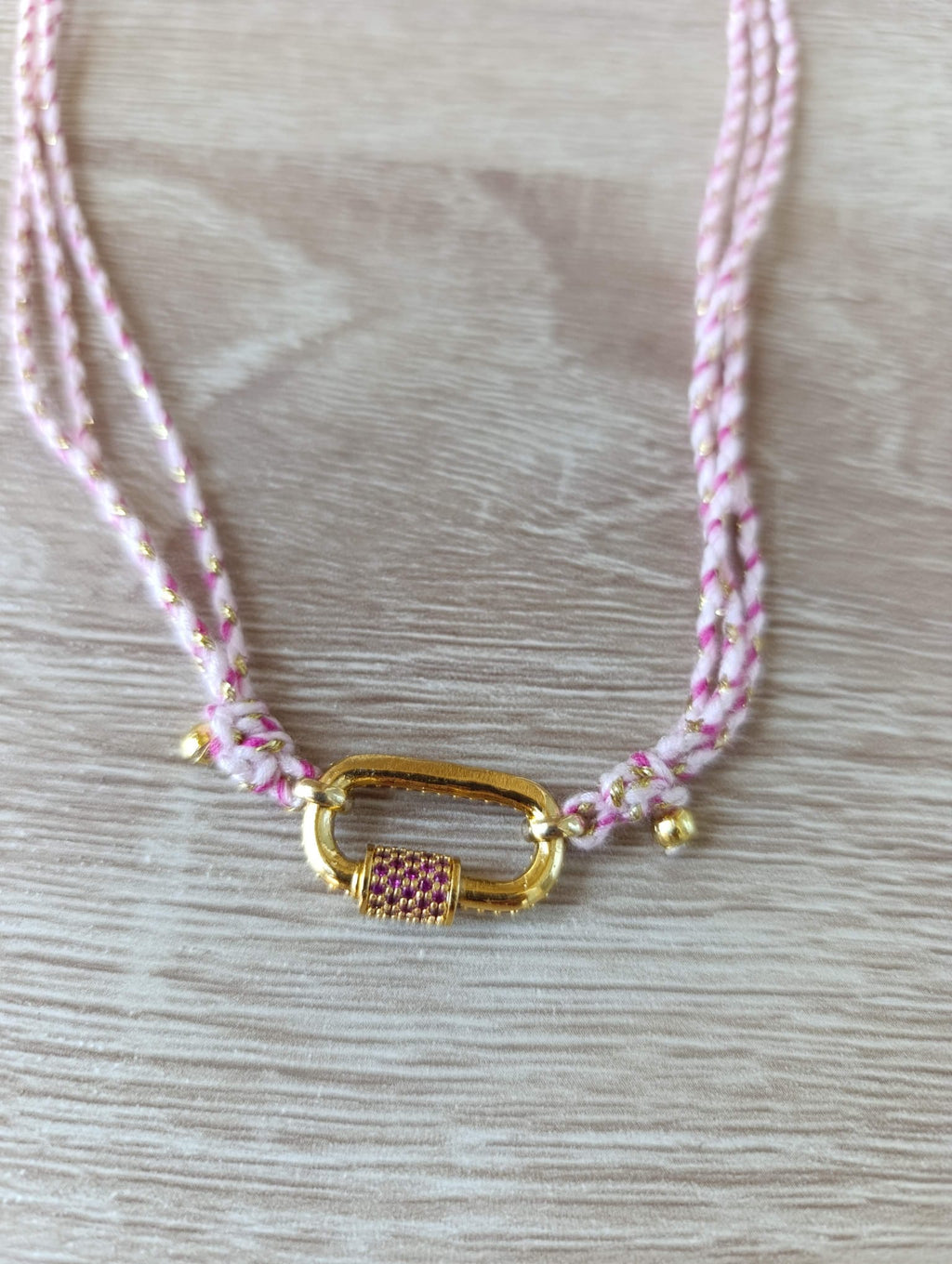 Collana con moschettone e filo colorato
