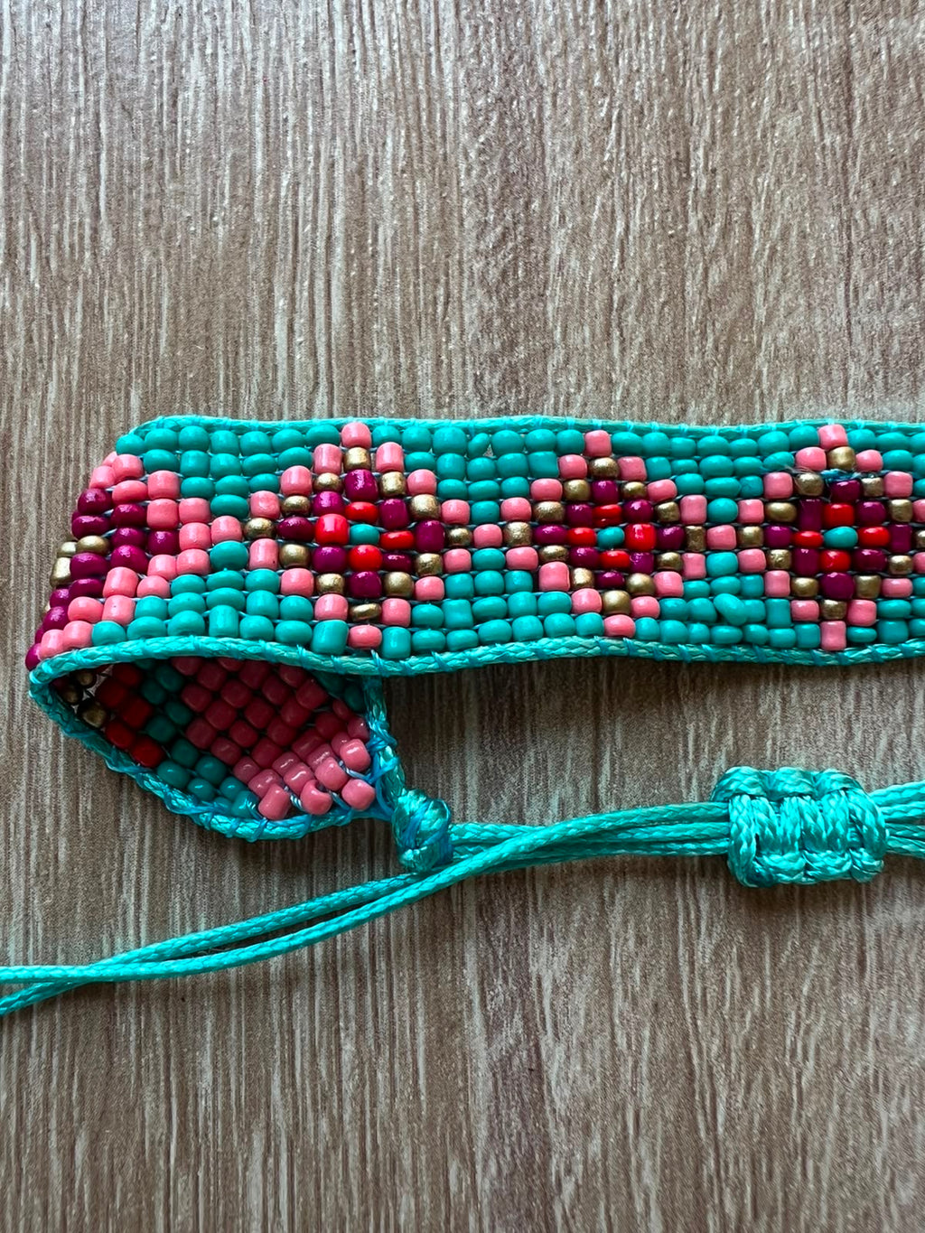 Bracciale perline ricamato