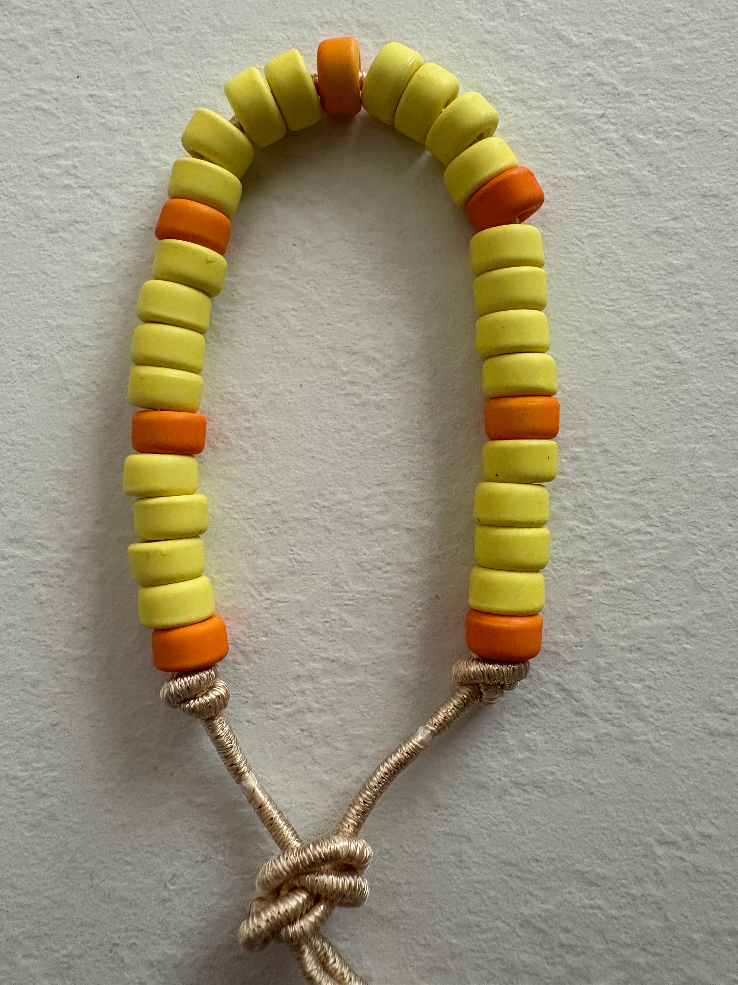 Bracciale con beads colorati