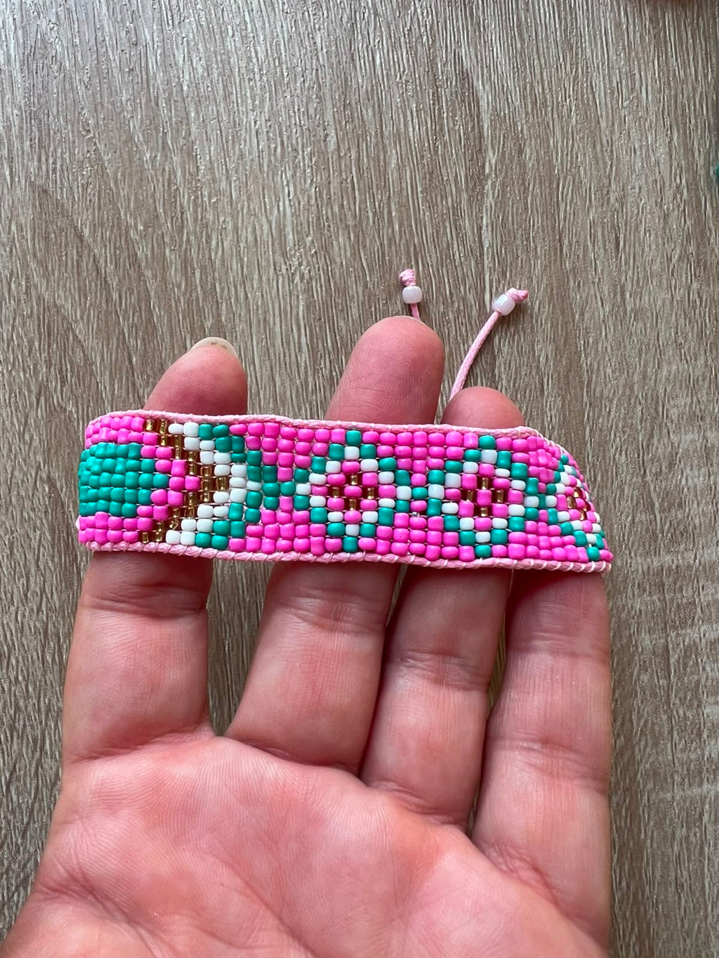 Bracciale in perline ricamato