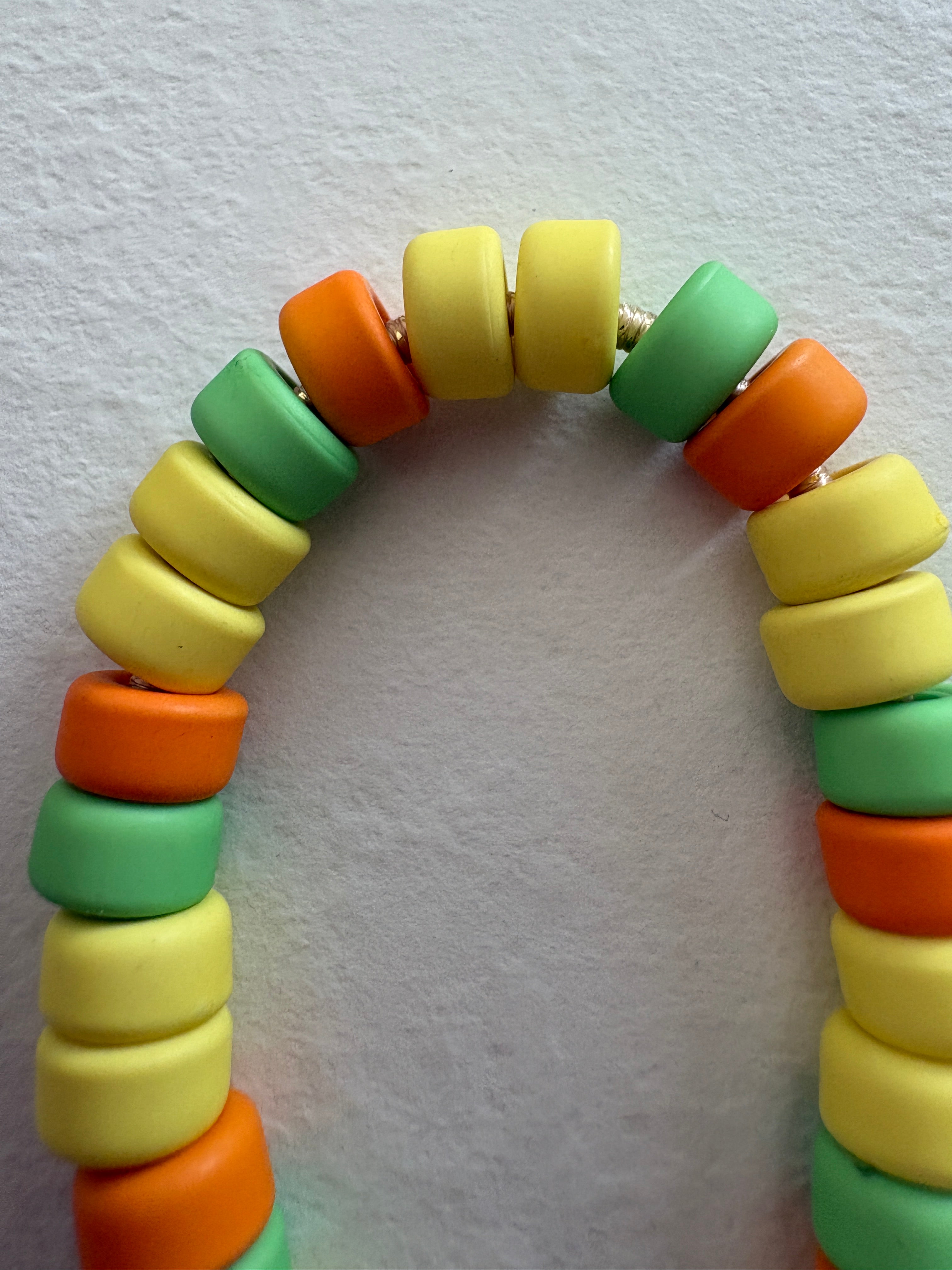 Bracciale con beads colorati
