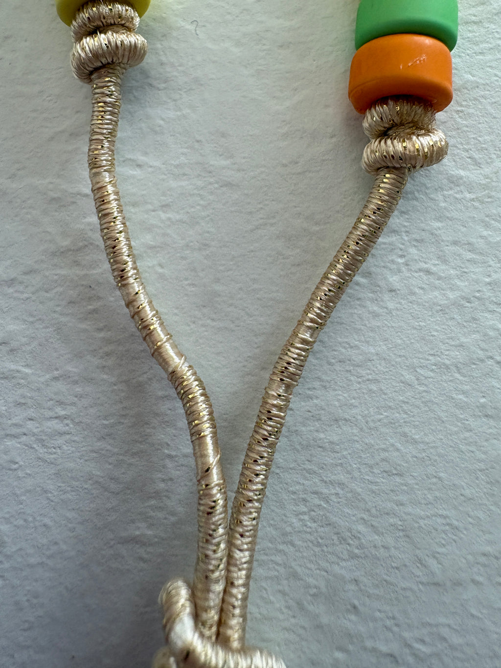 Bracciale con beads colorati