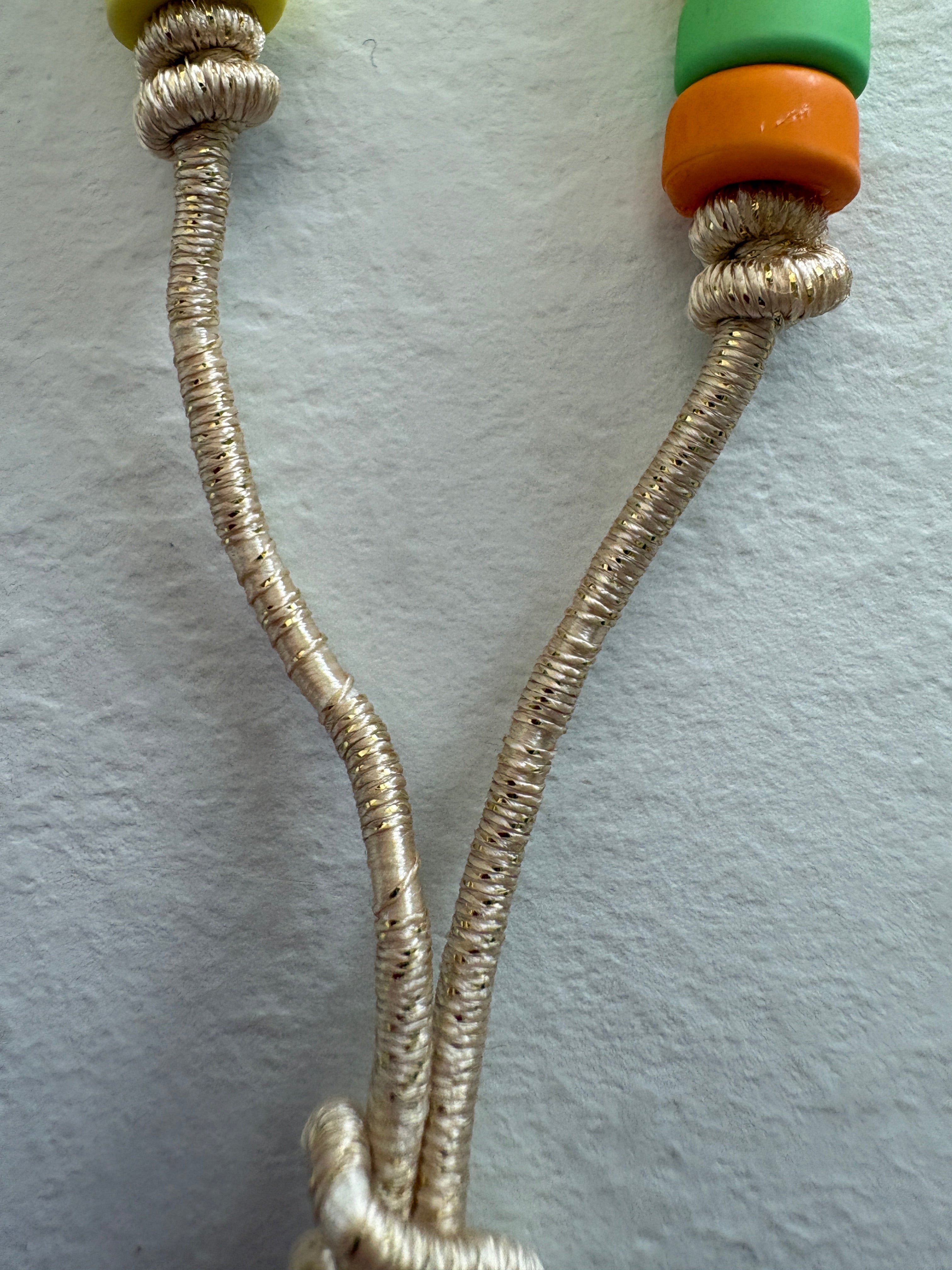 Bracciale con beads colorati