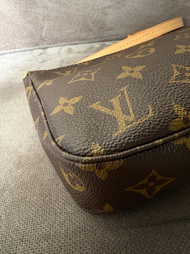 Louis Vuitton Pochette accessorie