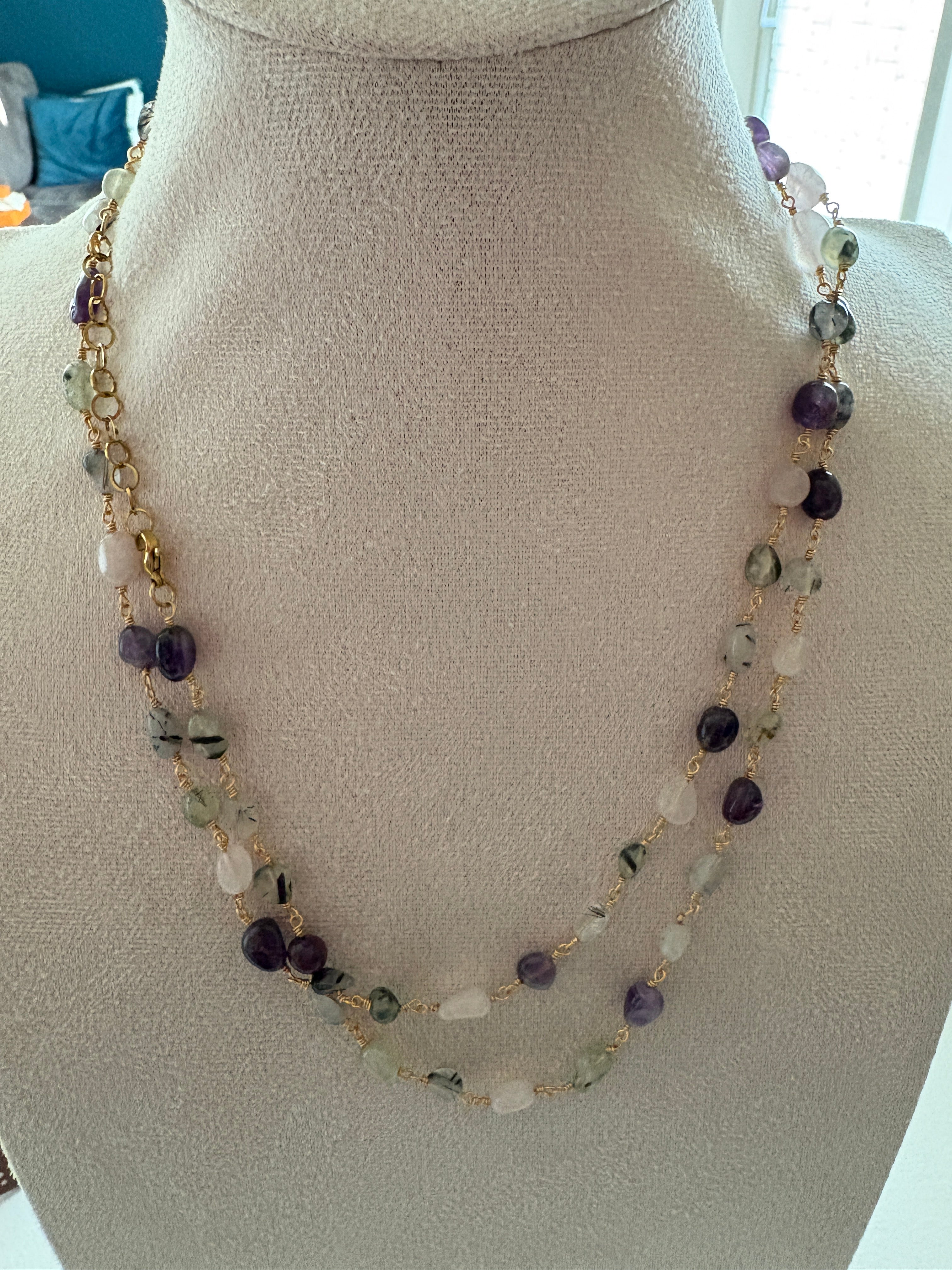 Collana con pietre colorate