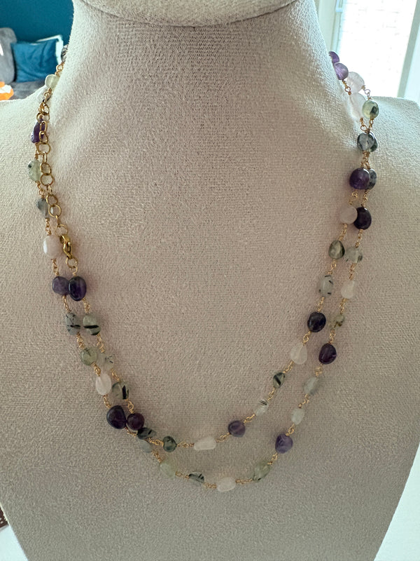 Collana con pietre colorate