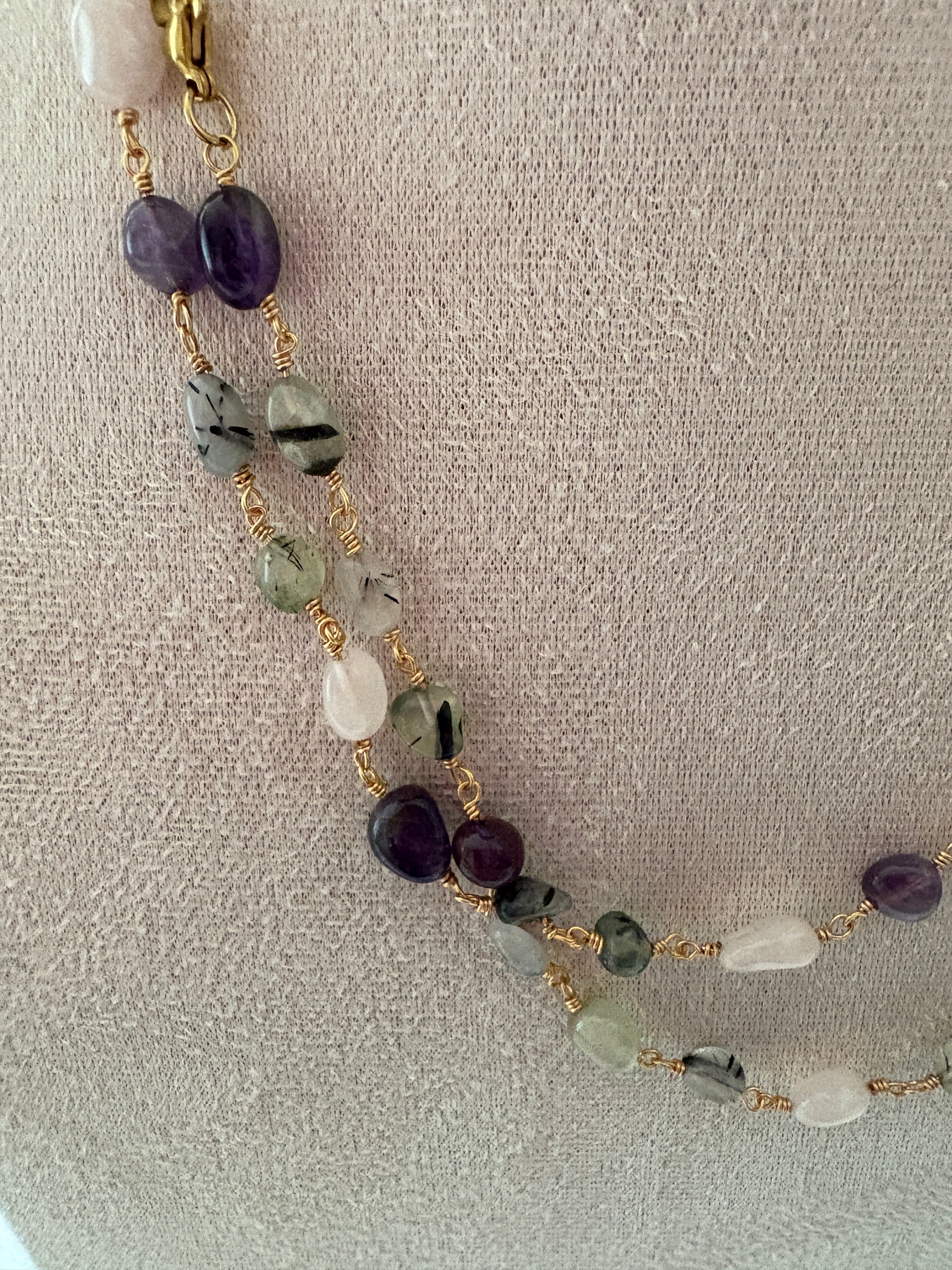 Collana con pietre colorate