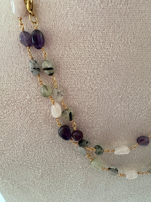 Collana con pietre colorate